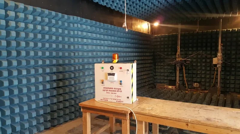 מערכת גלאי רעידת אדמה מותקנת על קיר מבנה